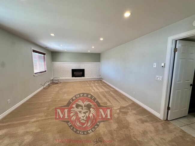 Building Photo - 4 Bed 3.5 Bath Beautiful Home In Sandy