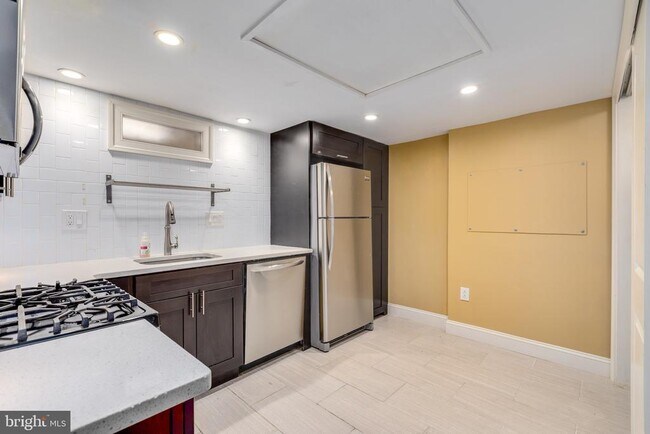 Building Photo - 953 N Randolph St