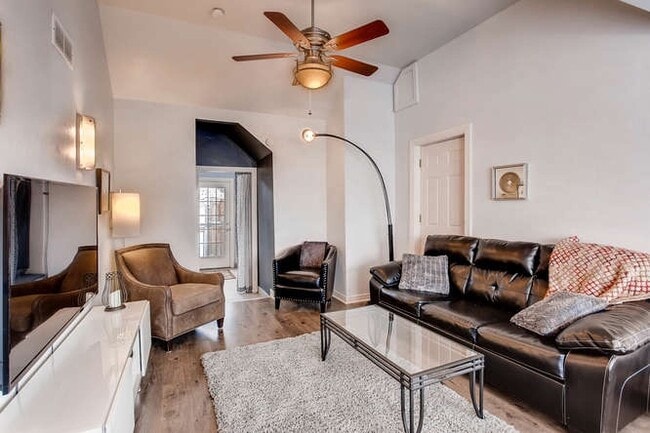 Building Photo - 420 W Oak St