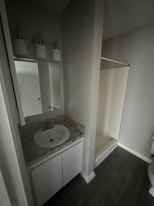 Building Photo - 835 Applewood Ln