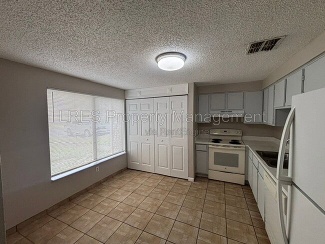 Building Photo - 4974 Sanoma Village
