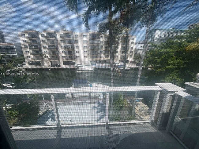 Building Photo - 3915 NE 168th St