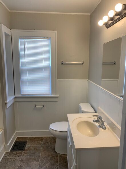 Building Photo - 8 Dean St NE