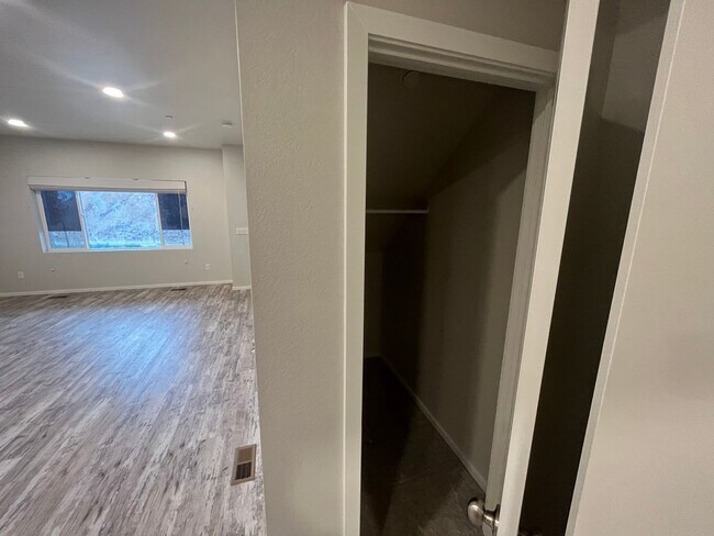 Building Photo - Beautiful 3 Bed 2.5 Bath Townhome in North East Fort Collins!