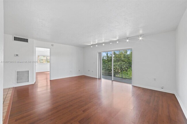 Building Photo - 2640 NE 135th St