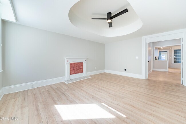 Building Photo - 323 2nd St