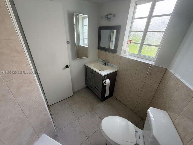 Building Photo - 1663 NE Miami Gardens Dr