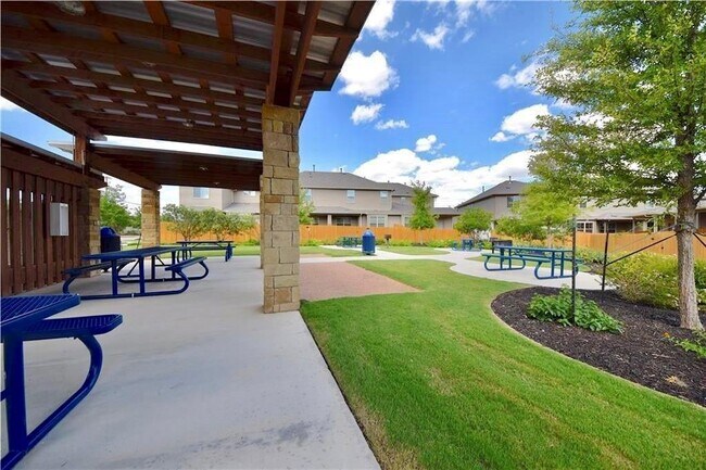 Building Photo - 2880 Donnell Dr