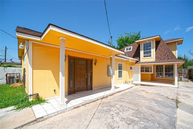 Primary Photo - 6905 Palestine St