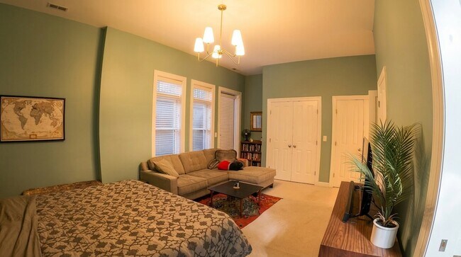 Building Photo - 2140 W Schiller St