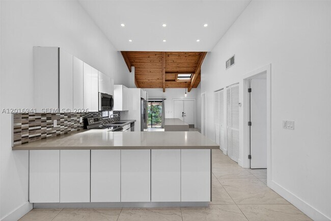 Building Photo - 2619 Parkview Dr S