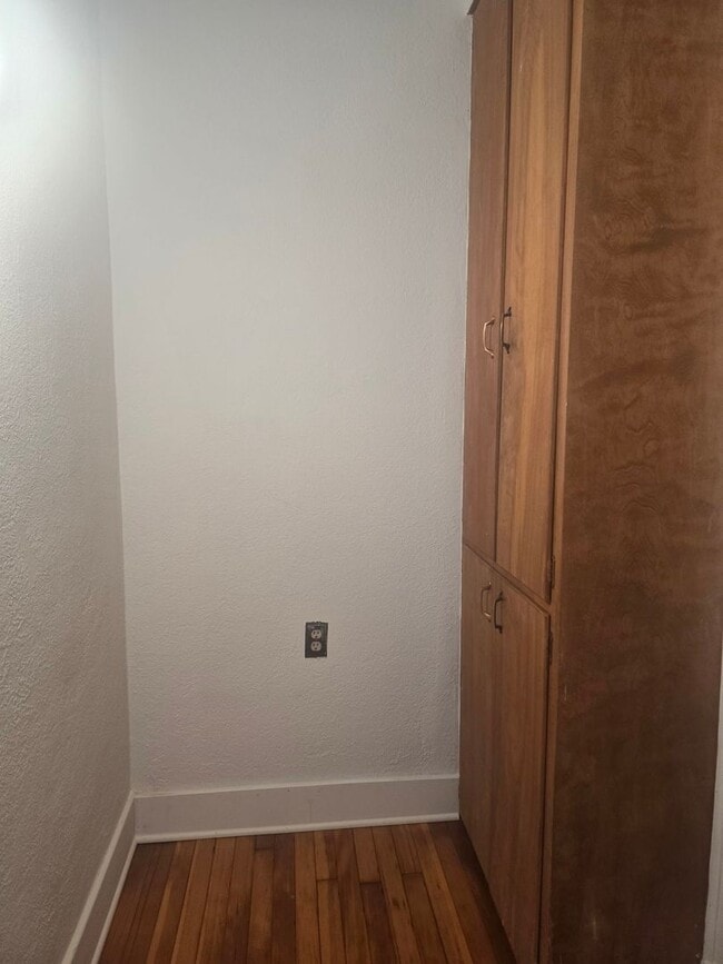 Building Photo - 4 bd 2 ba