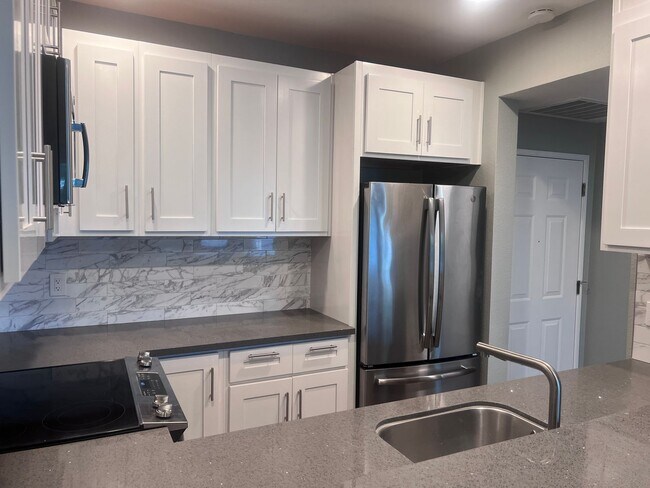 Building Photo - Spacious 1 Bedroom with Tons of Light, High Ceilings & Full Size Washer/Dryer Inside