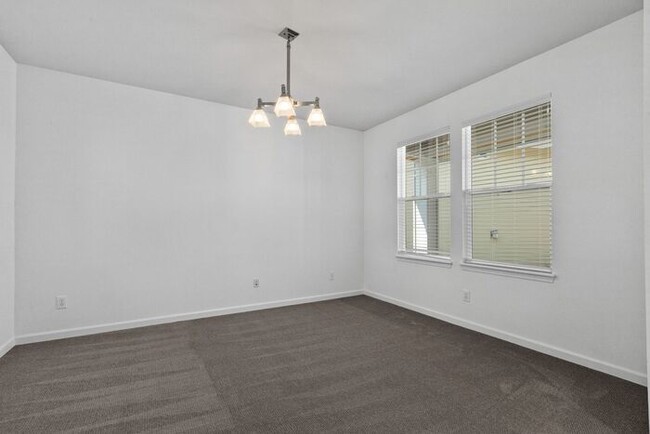 Building Photo - Immaculate Redmond Ridge Air-Conditioned B...