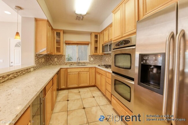 Building Photo - 4 br, 2.5 bath Condo - 20300 Vanowen Stree...