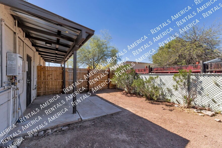 Building Photo - 3050 N Sparkman Blvd