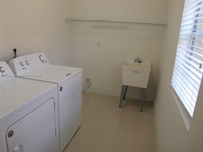 Building Photo - 15520 SW 11th Terrace