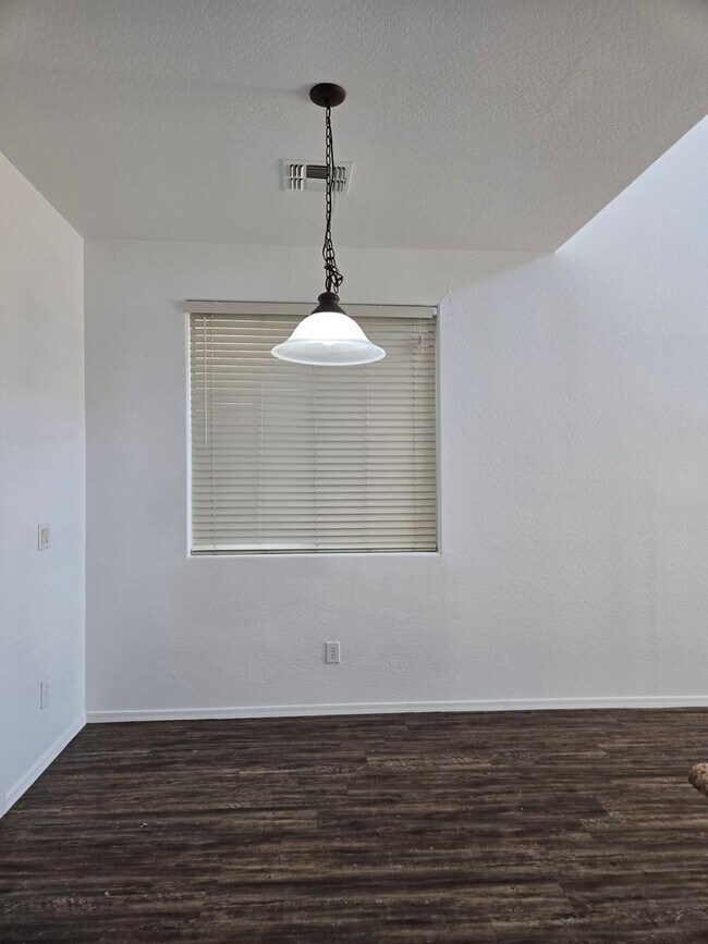 Building Photo - Spacious 4 bed, 3 full bath home in New Ri...