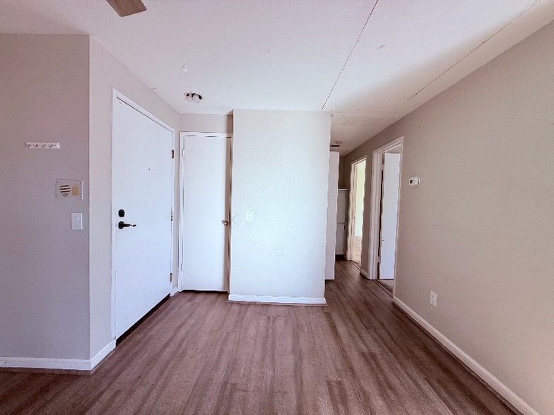 Building Photo - 1950 Camino De La Reina