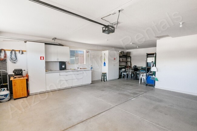 Building Photo - FURNISHED AVAILABLE OCTOBER 2025 - MAY 2026