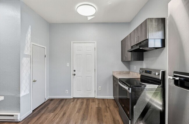 Building Photo - Charming& Updated Northeast Home!