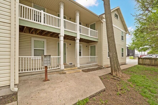 Building Photo - 1138 E Walnut St