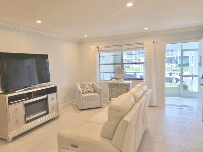 Primary Photo - 110 Shore Ct