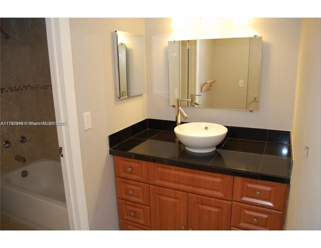 Building Photo - 3301 N Country Club Dr