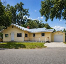 Building Photo - HUGE Dade City 3BR/1BA/1 Car Garage Home w/Tons of Living Area! NO APPLICATION FEE!