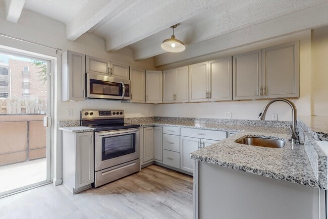 Building Photo - 1100 Alvarado Dr SE