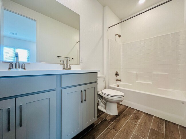 Building Photo - s 4 bedroom 2.5 Bathrooms with Loft, home ...