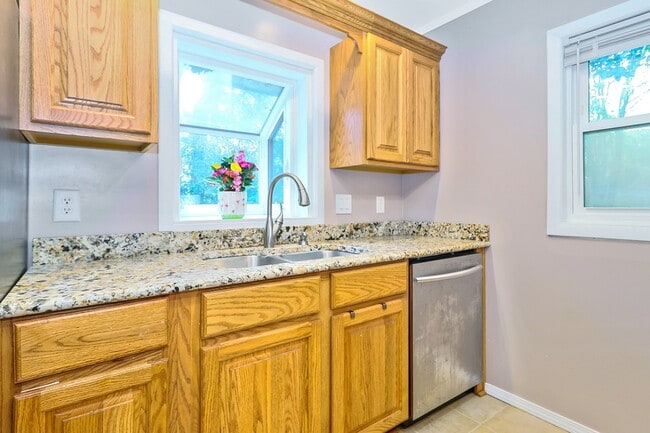 Building Photo - 1510 Crescent Dr