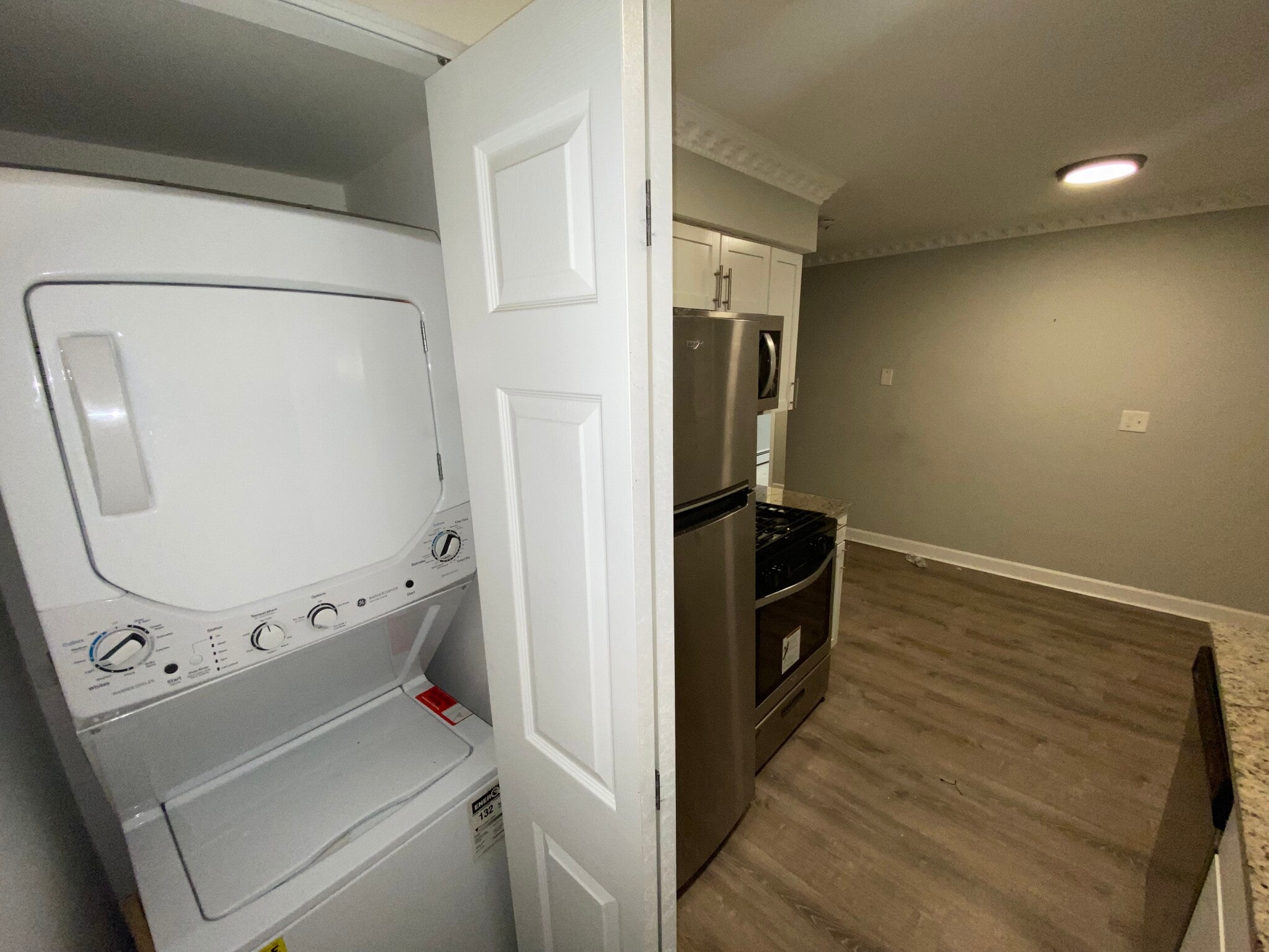 Building Photo - 1324 W Sherwin Ave