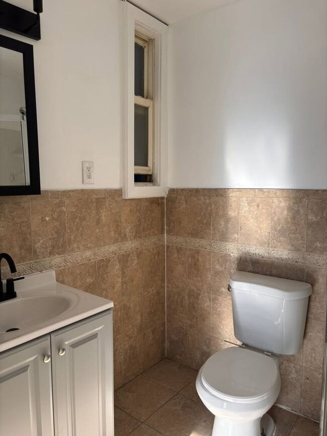 Building Photo - 702-704 S 19 St.