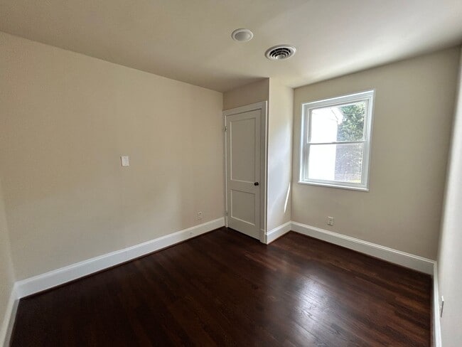 Building Photo - 1815 Powell Rd