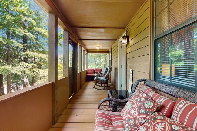 Building Photo - 247 Lakeview Ln