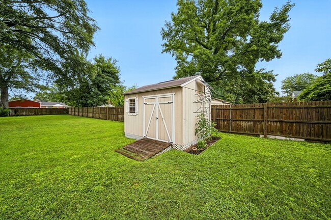 Building Photo - LARGE 4 BEDROOM HOME NEAR MILITARY BASE AND BAY