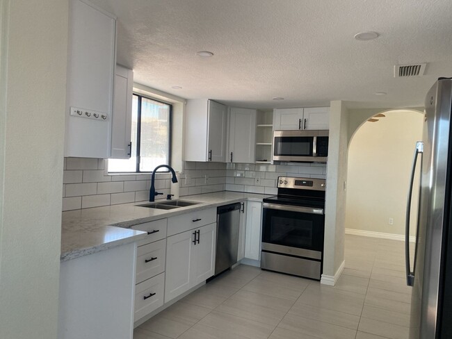 Building Photo - SUPER CUTE 2bed/2bath in Apache Junction!