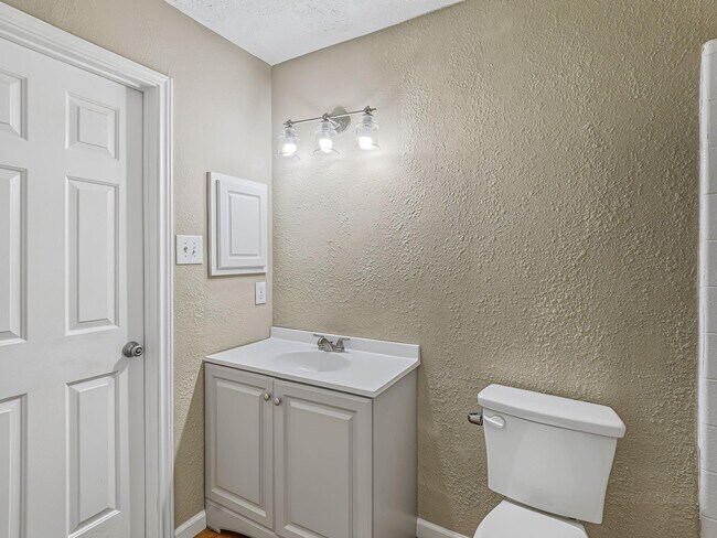 Building Photo - 2026 Mossy Trail Dr