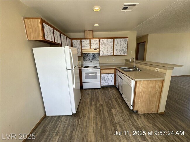 Building Photo - UPSTAIRS 2 BEDROOM UNIT ON THE EASTSIDE!