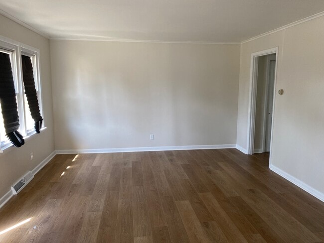 Building Photo - 664 N Walnut St