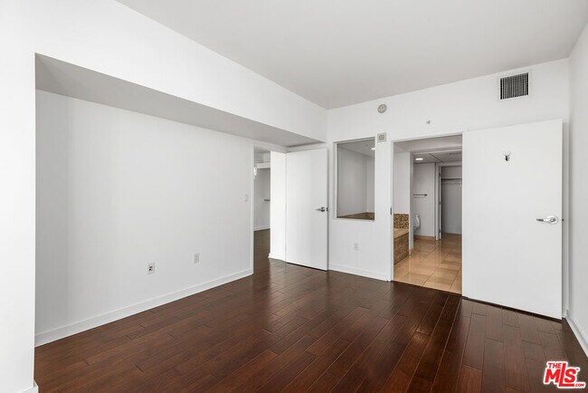 Building Photo - 13700 Marina Pointe Dr