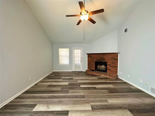 Building Photo - 814 N Riverside Dr