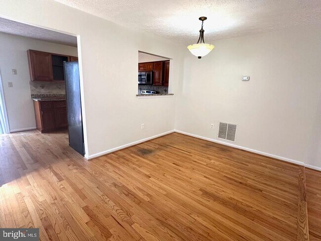 Building Photo - 898 Bayridge Dr