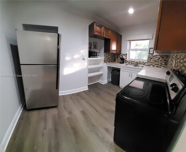 Building Photo - 1028 S 62nd Ave