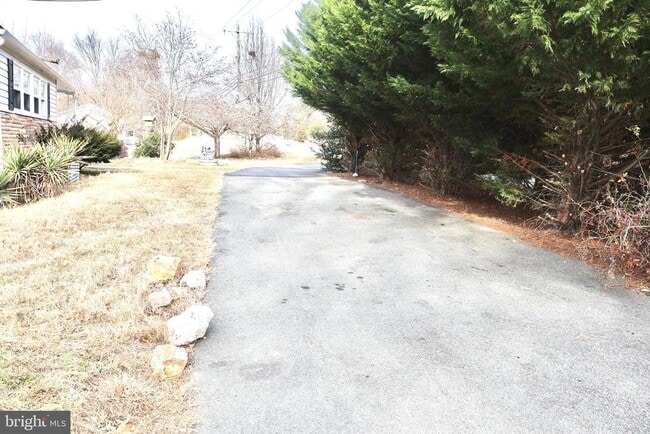 Building Photo - 147 Deacon Rd