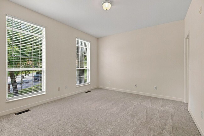 Building Photo - 605 Brelan Ct