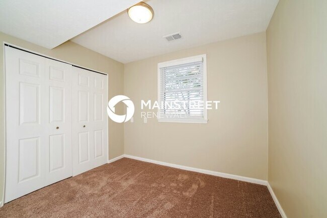Building Photo - 4 Bedroom Pet-Friendly Home in Louisville, KY with Main Street Renewal