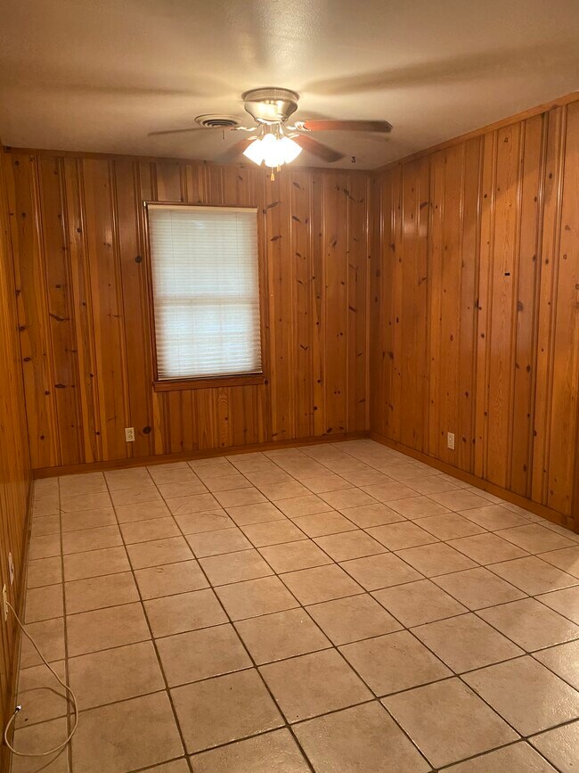 Building Photo - 4672 PINEWOOD DR N