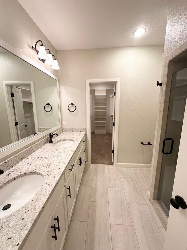 Building Photo - Stunning 3 Bed 2 Bath Ready To Rent ASAP!
